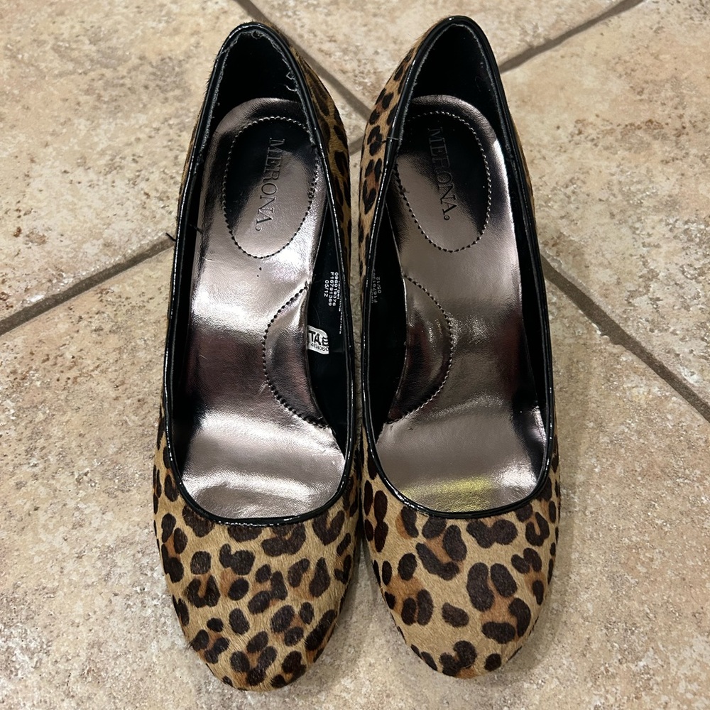 Women’s sz 7 leopard printed pumps